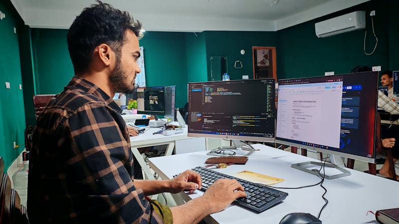 Software development environment with multiple monitors and IDE